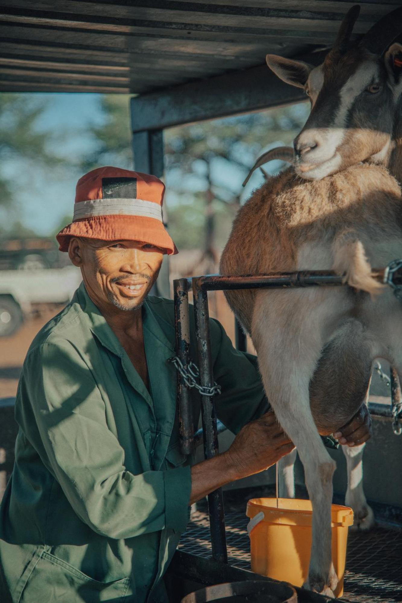 Africa Awaits Lodge & Safaris Gobabis Bagian luar foto